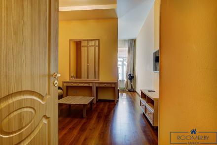 Квартира на сутки в Минске на улице Мельникайте, 5 прихожая