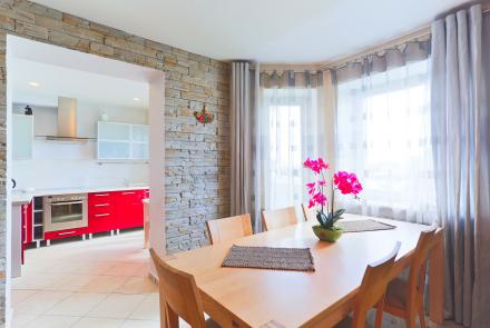 Двухуровневая четырехкомнатная квартира на сутки Сторожевская, 8 кухня