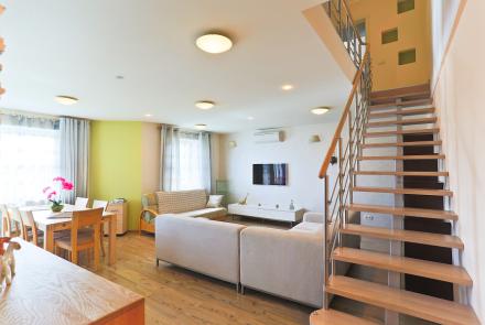 Двухуровневая четырехкомнатная квартира на сутки Сторожевская, 8 гостиная