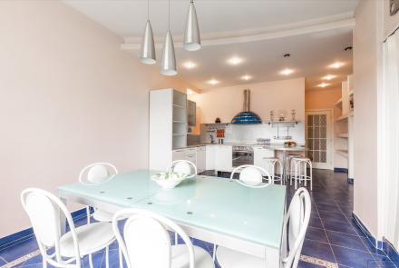 Четырехкомнатная квартира на сутки Минск Сторожевская, 8 кухня