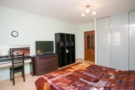 Трехкомнатная квартира на сутки в Минске на проспекте Независимости спальня