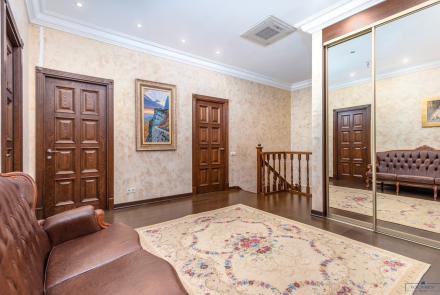 Пятикомнатная квартира на сутки Минск проспект Независимости, 23 коридор