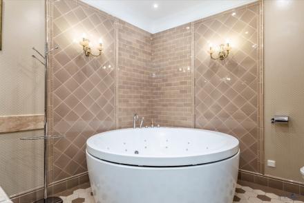 Пятикомнатная квартира на сутки Минск проспект Независимости, 23 ванна