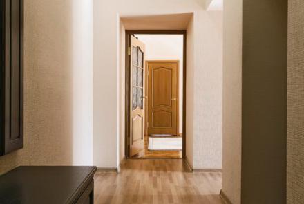 Трехкомнатная квартира в Минске на сутки Энгельса коридор