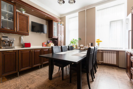 Четырехкомнатная квартира на сутки в Минске кухня