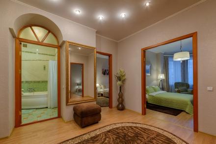 4 bedroom apartment in the center Nezavisimosti av. 14