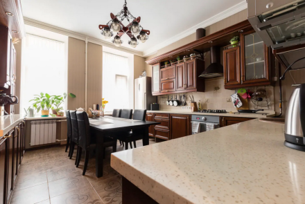 Четырехкомнатная квартира на сутки в Минске кухня