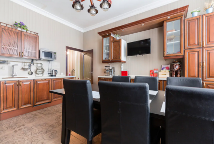 Четырехкомнатная квартира на сутки в Минске кухня