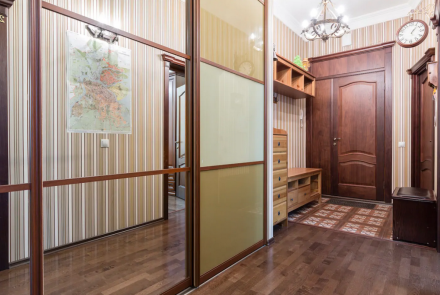 Четырехкомнатная квартира на сутки в Минске прихожая