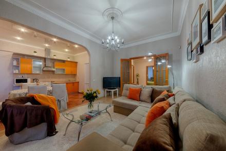 4 bedroom apartment in the center Nezavisimosti av. 14