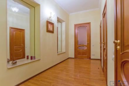 Пятикомнатная квартира на сутки Минск Румянцева прихожая