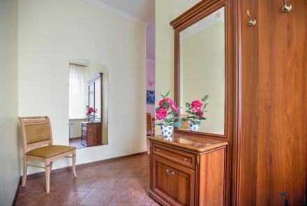 Пятикомнатная квартира на сутки Минск Румянцева прихожая