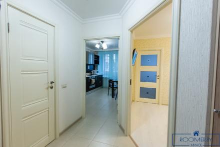 Трехкомнатная квартира на сутки в Минске на Партизанском проспекте коридор